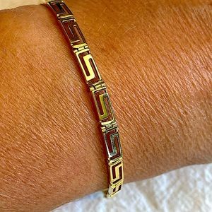 10k gold women’s bracelet with lobster claw clasp.